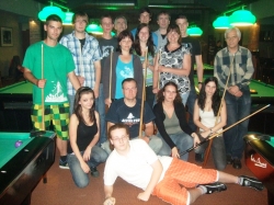 Hráči prvního amatérského turnaje v billiardu v Harlequinu Praha